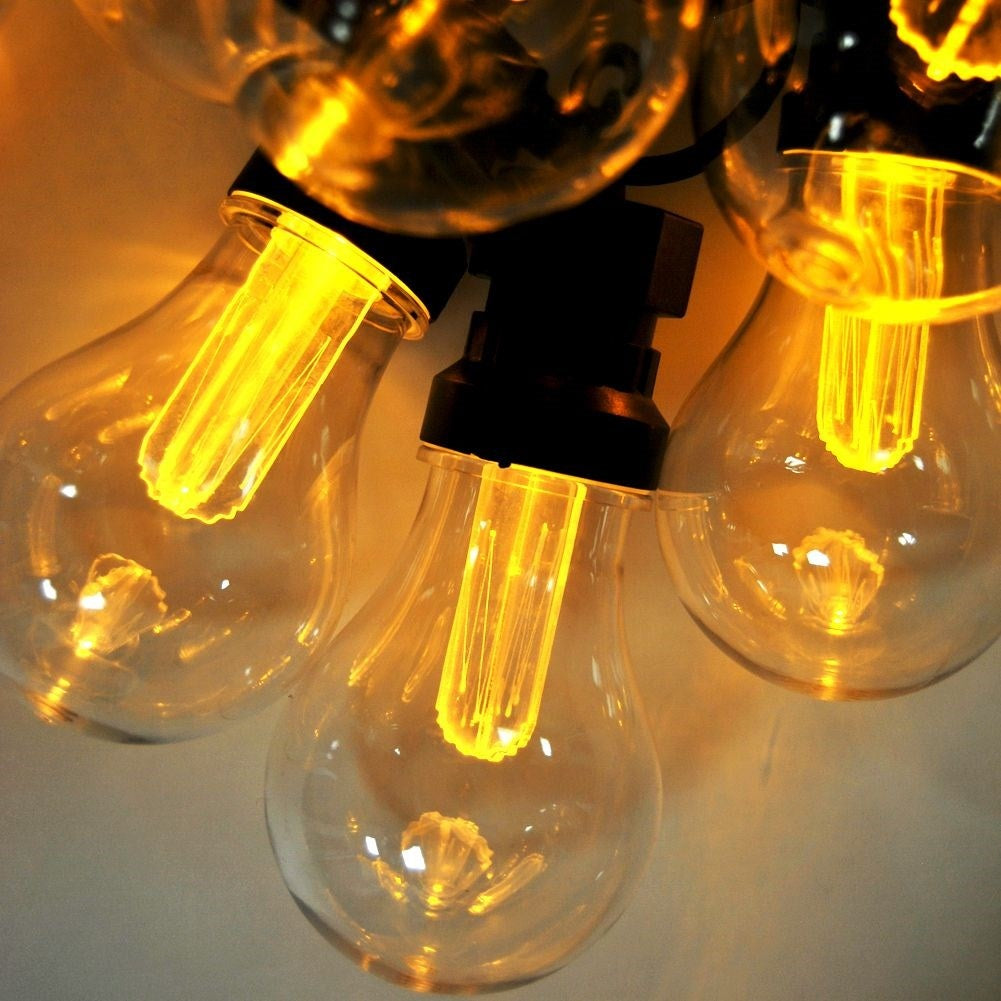 Indoor/outdoor garland with warm retro light bulbs