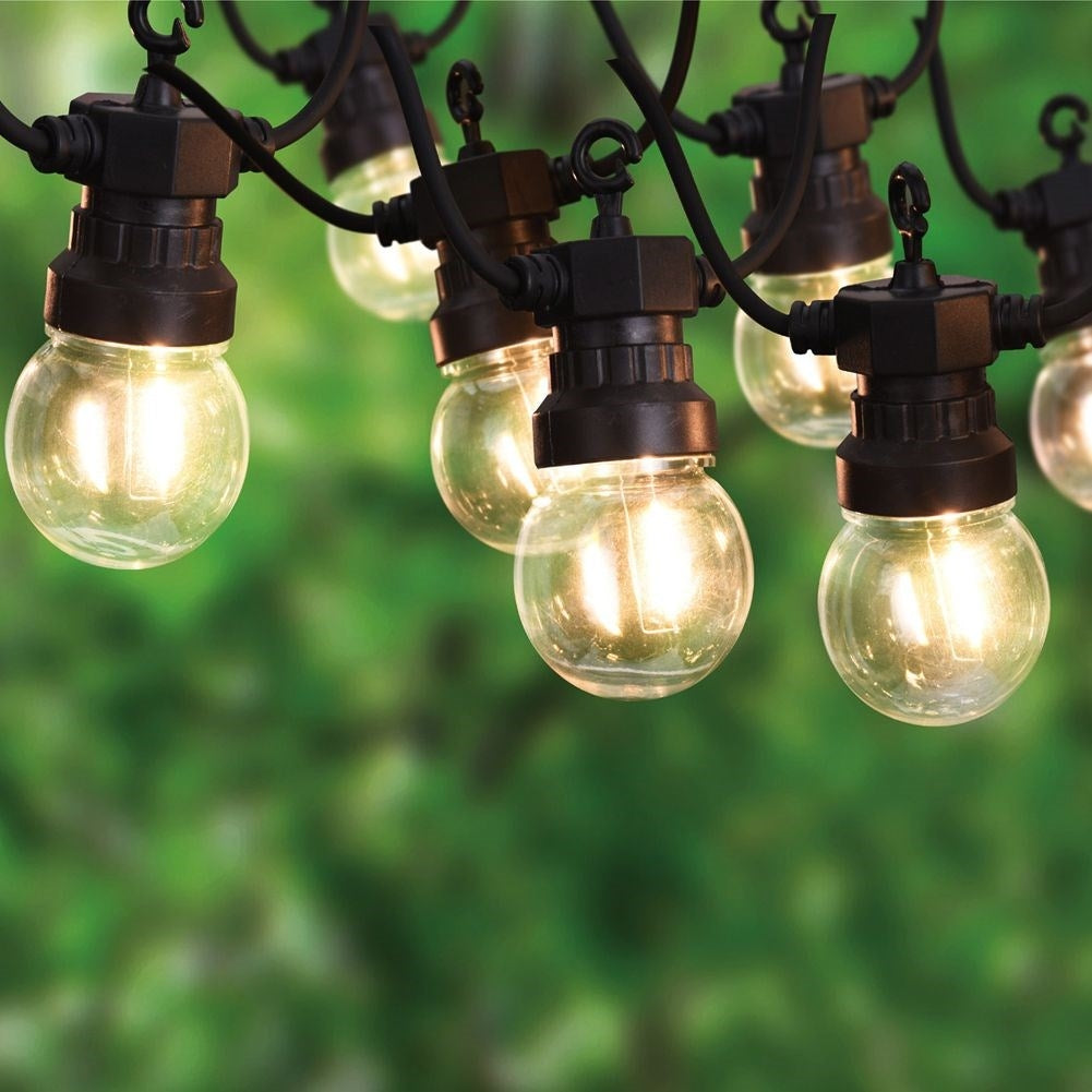 Indoor/outdoor garland with warm retro light bulbs