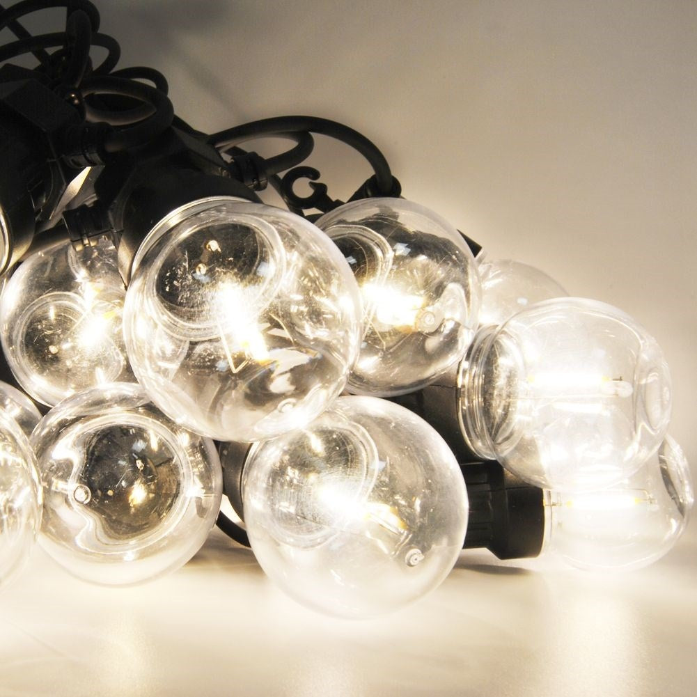 Indoor/outdoor garland with warm retro light bulbs