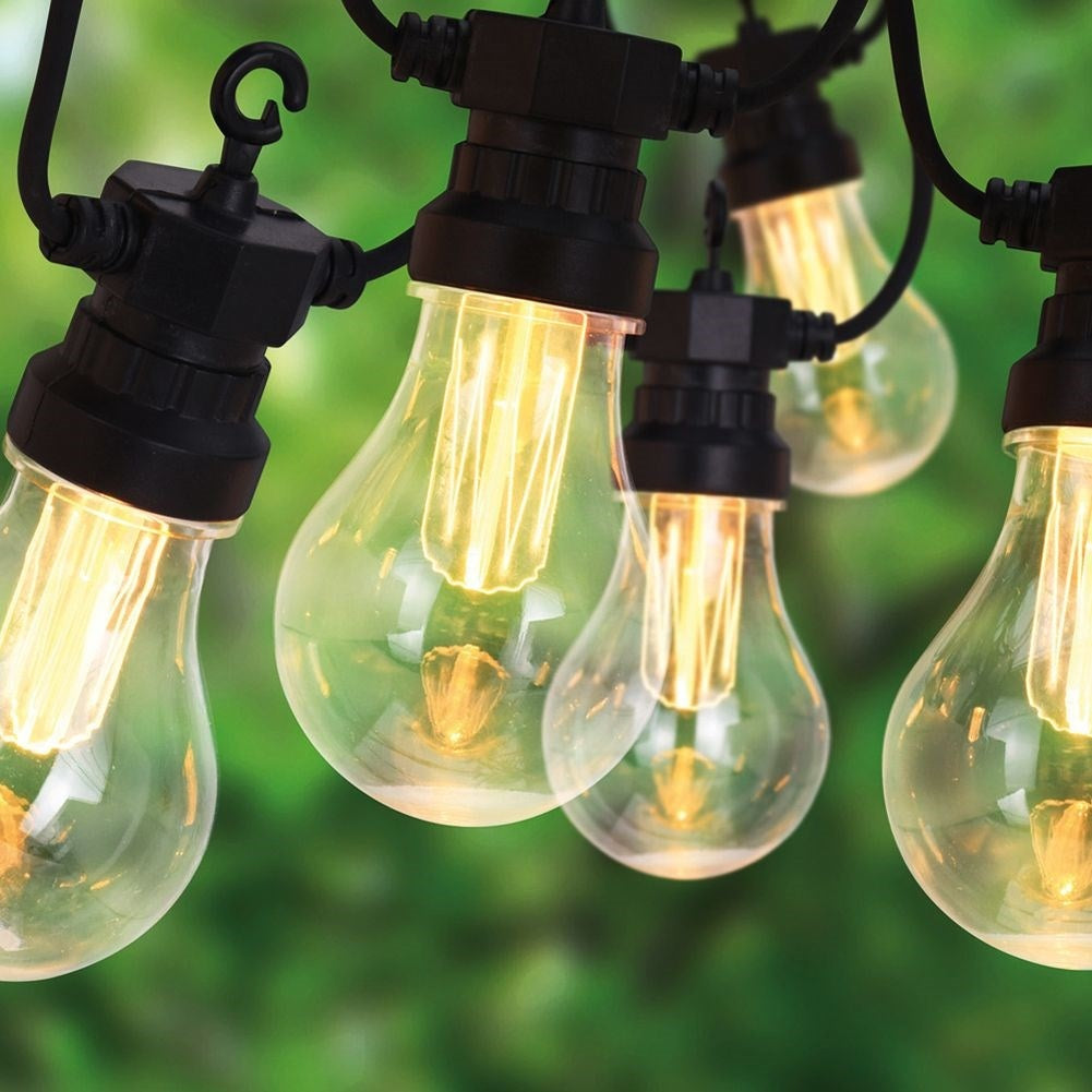 Indoor/outdoor garland with warm retro light bulbs
