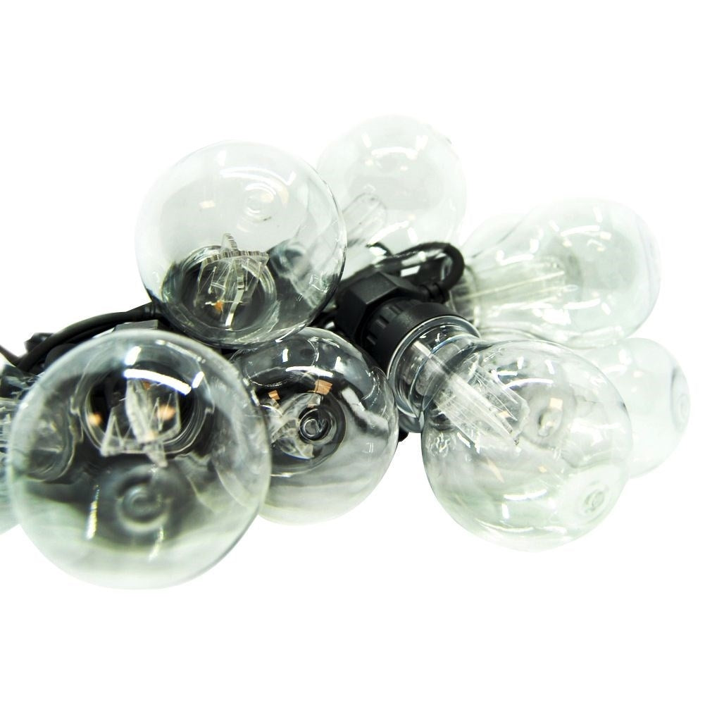 Indoor/outdoor garland with warm retro light bulbs
