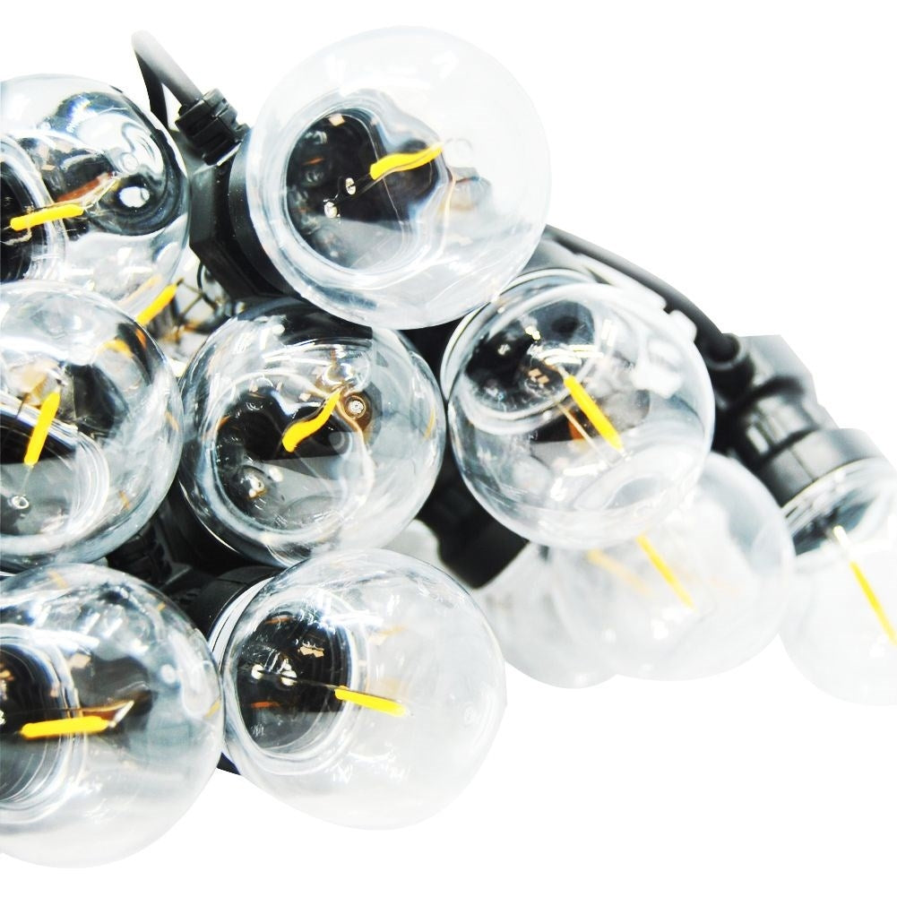 Indoor/outdoor garland with warm retro light bulbs