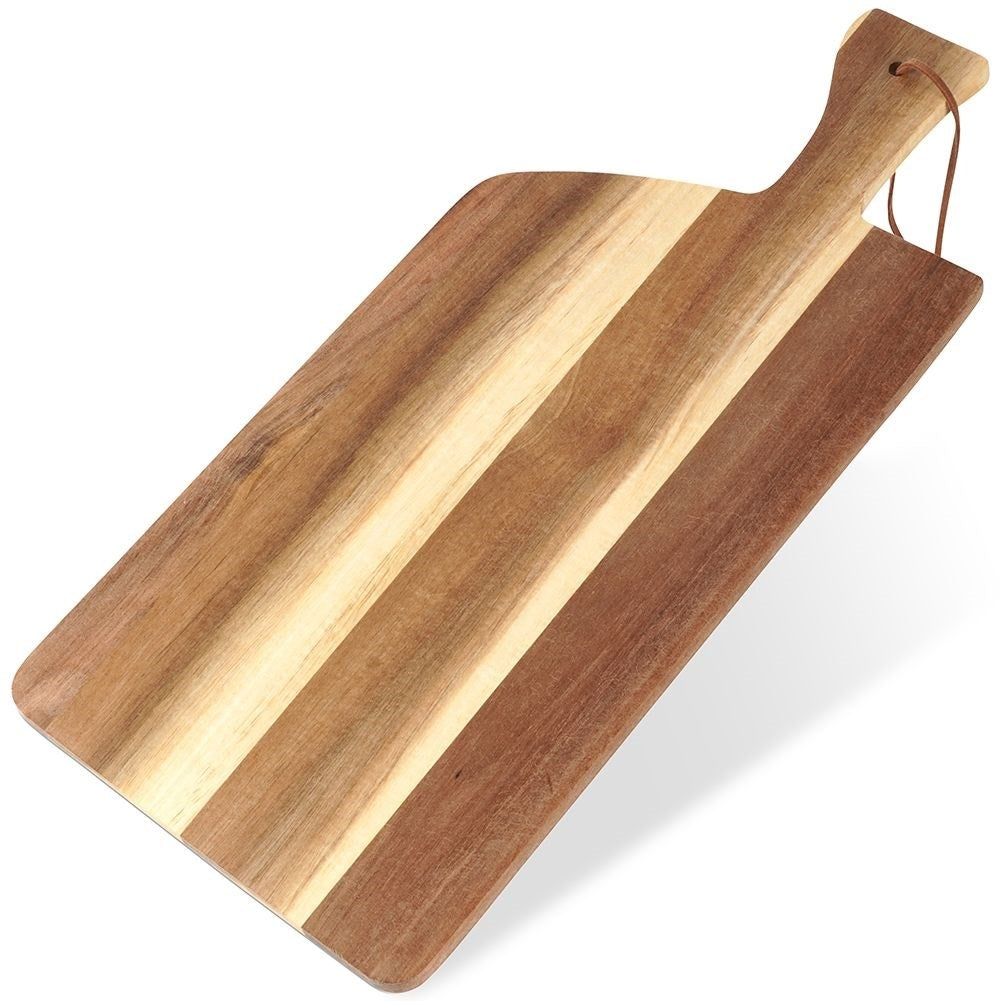 Kitchen board in durable acacia wood for cutting and serving