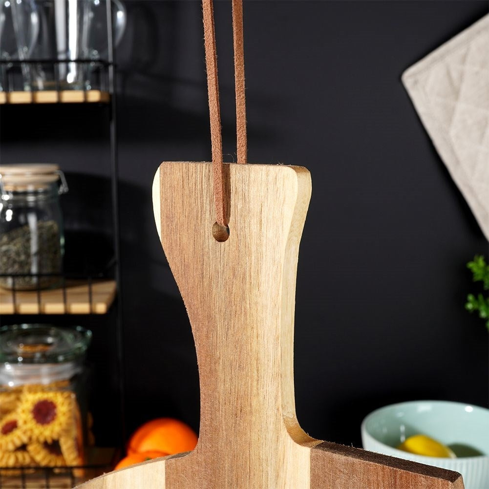 Kitchen board in durable acacia wood for cutting and serving