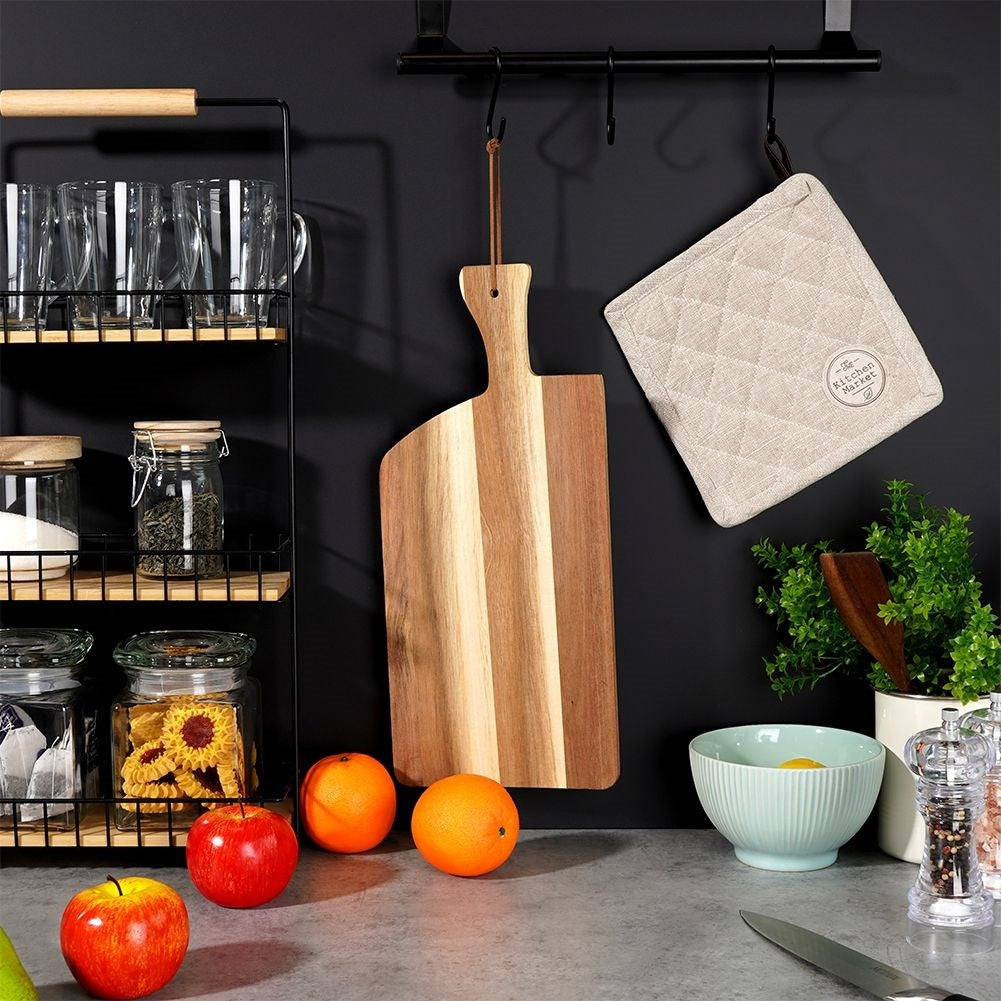Kitchen board in durable acacia wood for cutting and serving