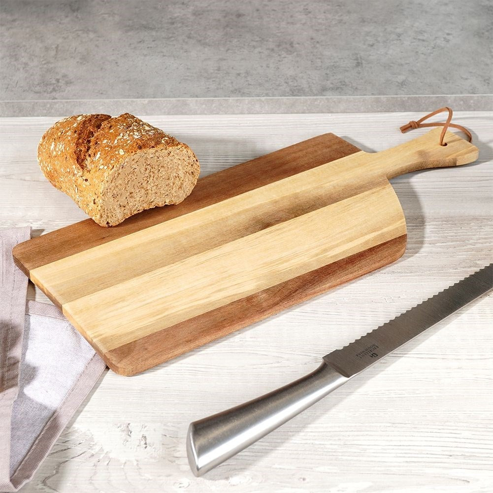 Kitchen board in durable acacia wood for cutting and serving