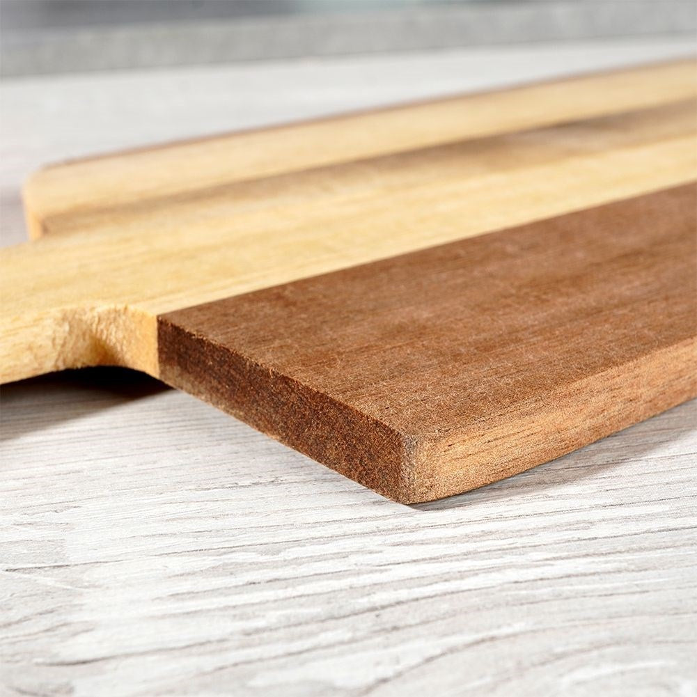 Kitchen board in durable acacia wood for cutting and serving