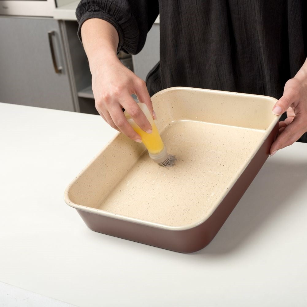Kitchen brush with dosing container - Perfect for grilling!