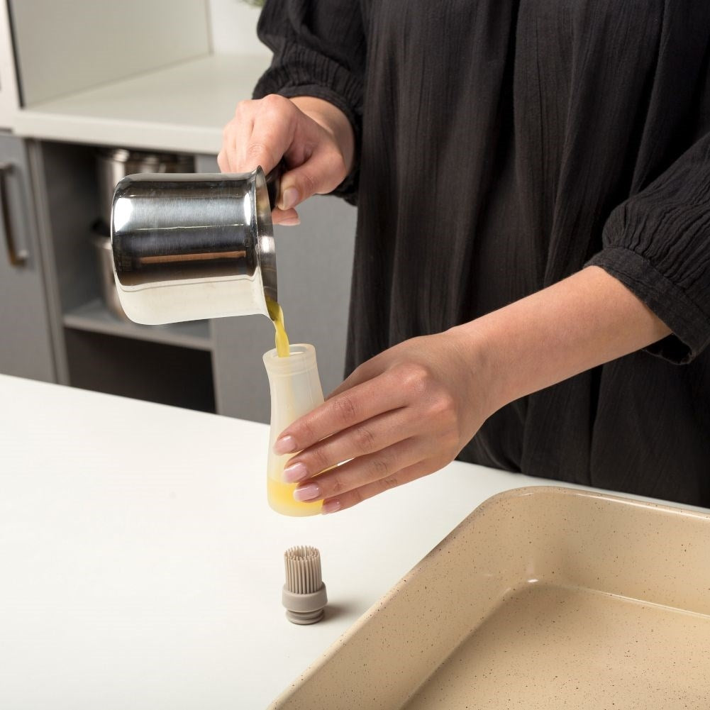 Kitchen brush with dosing container - Perfect for grilling!