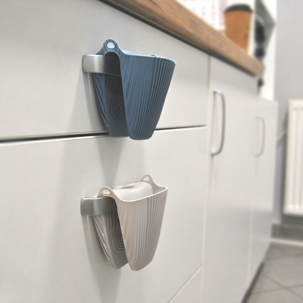Kitchen glove: Protection against hot utensils when cooking and baking