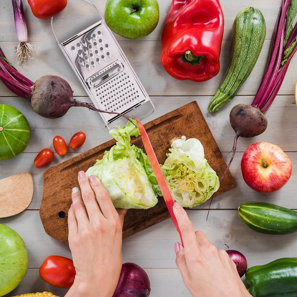 Kitchen grater with three blades - Convenient and space-saving