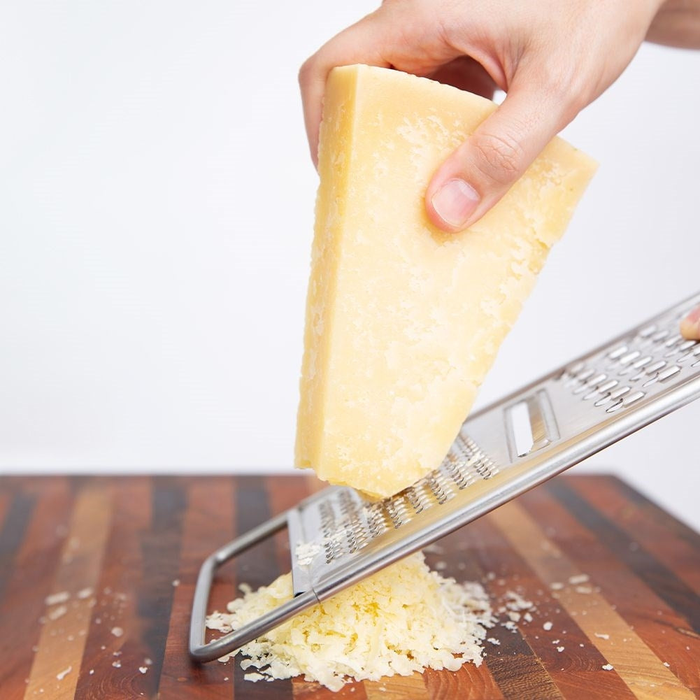 Kitchen grater with three blades - Convenient and space-saving