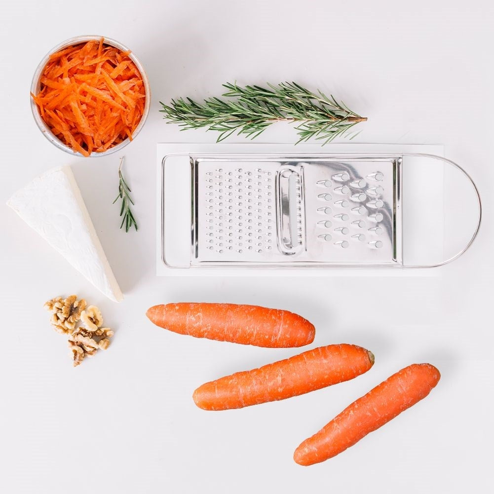 Kitchen grater with three blades - Convenient and space-saving