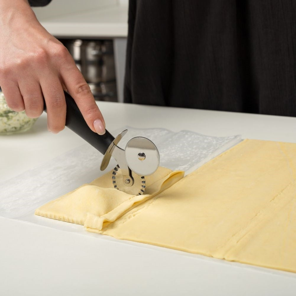 Kitchen utensils with smooth and wavy steel blades for pasta