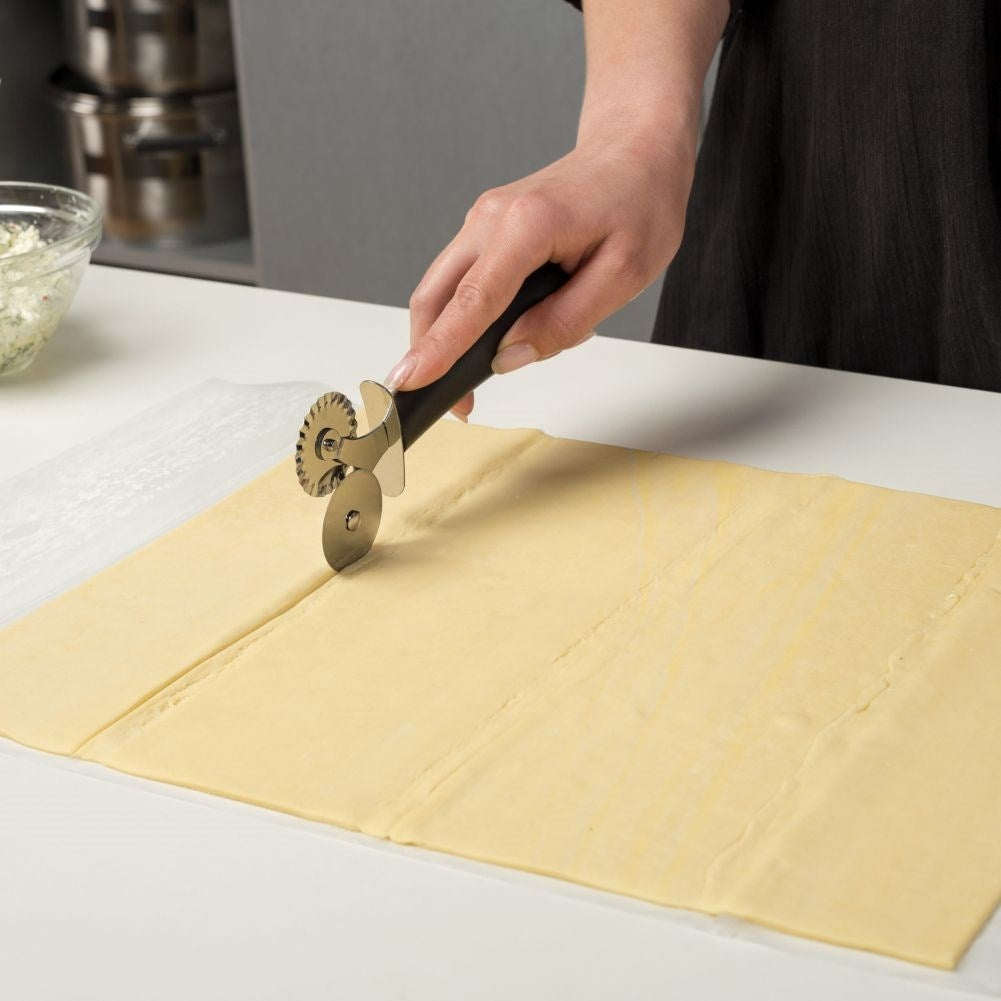 Kitchen utensils with smooth and wavy steel blades for pasta