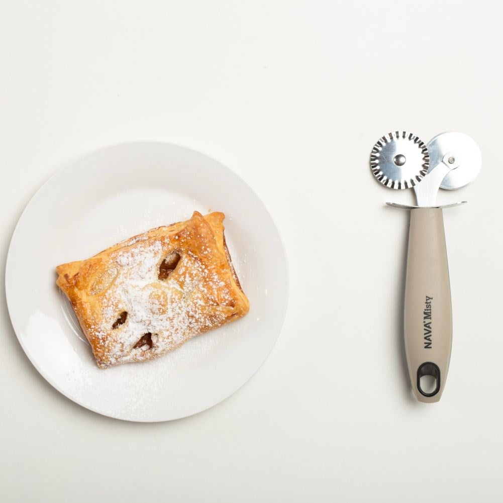 Kitchen utensils with smooth and wavy steel blades for pasta