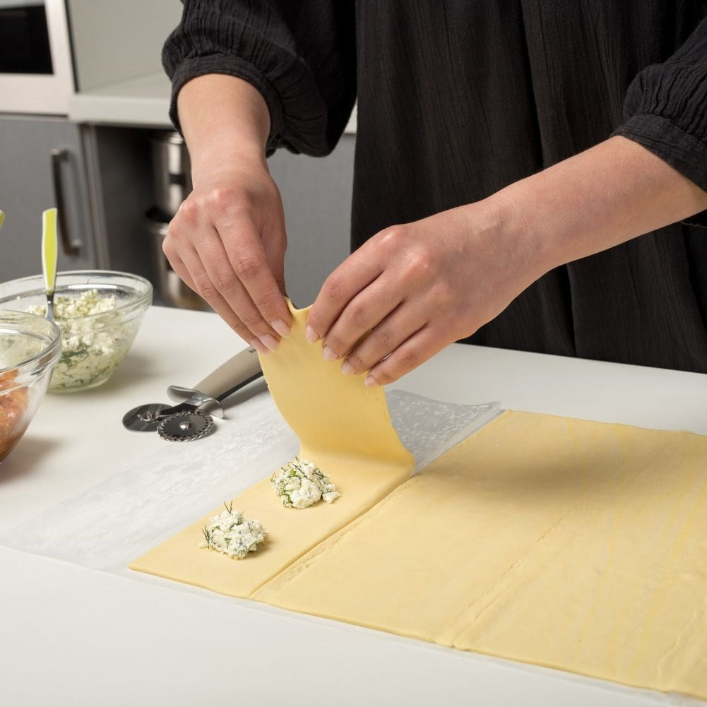 Kitchen utensils with smooth and wavy steel blades for pasta