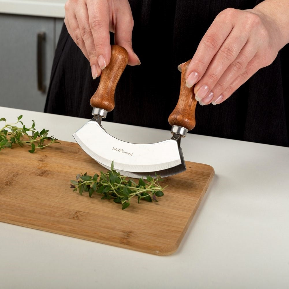 Knife with Double Blade for Easy Chopping of Vegetables