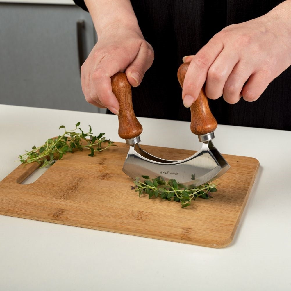 Knife with Double Blade for Easy Chopping of Vegetables
