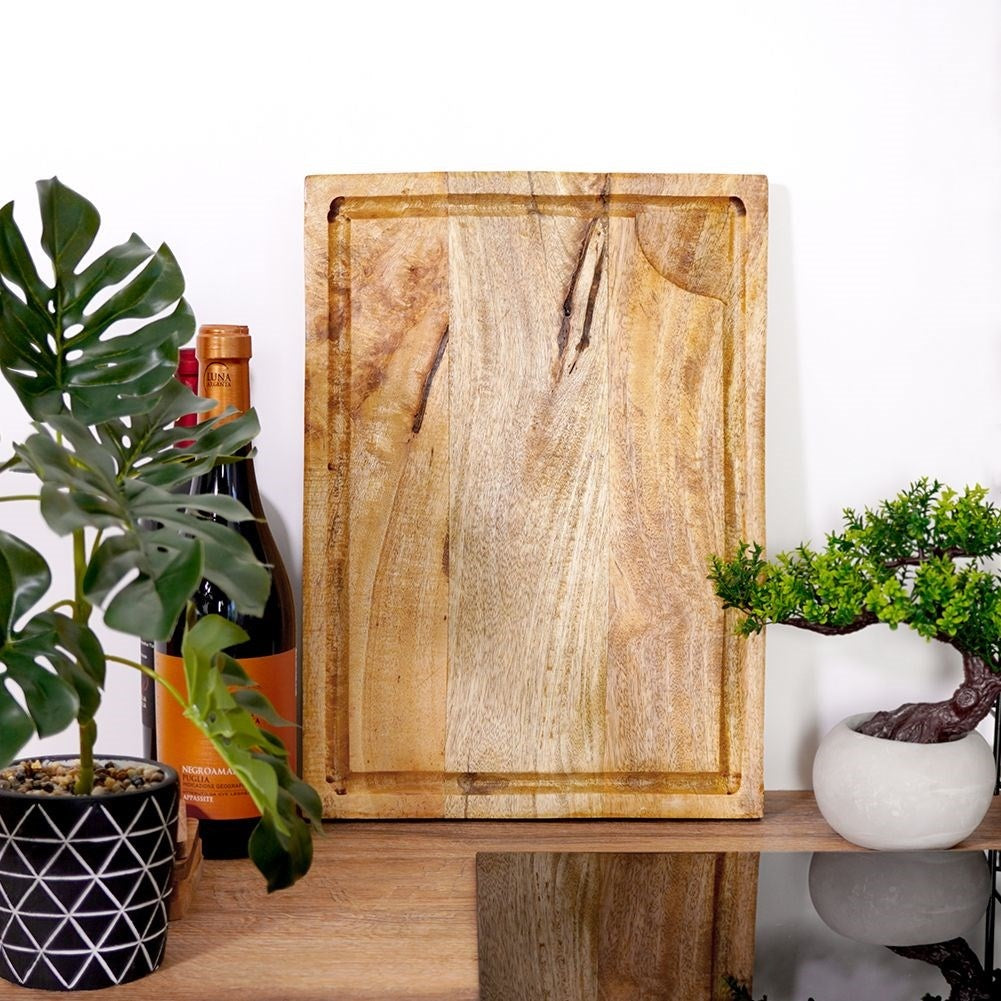 Large cutting board in mango wood with a practical chute