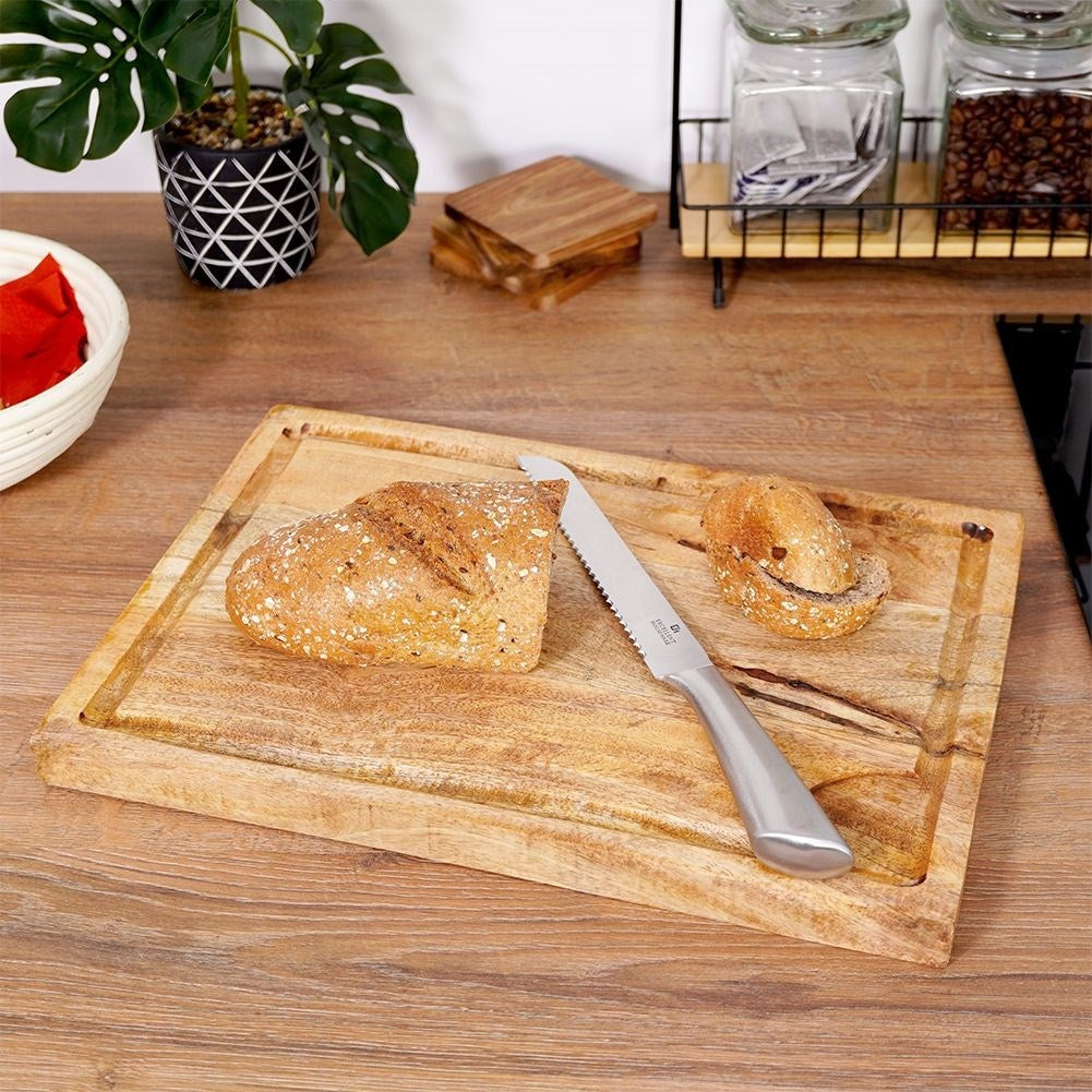 Large cutting board in mango wood with a practical chute