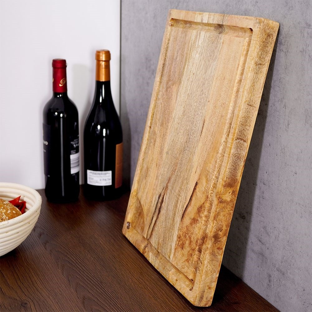 Large cutting board in mango wood with a practical chute