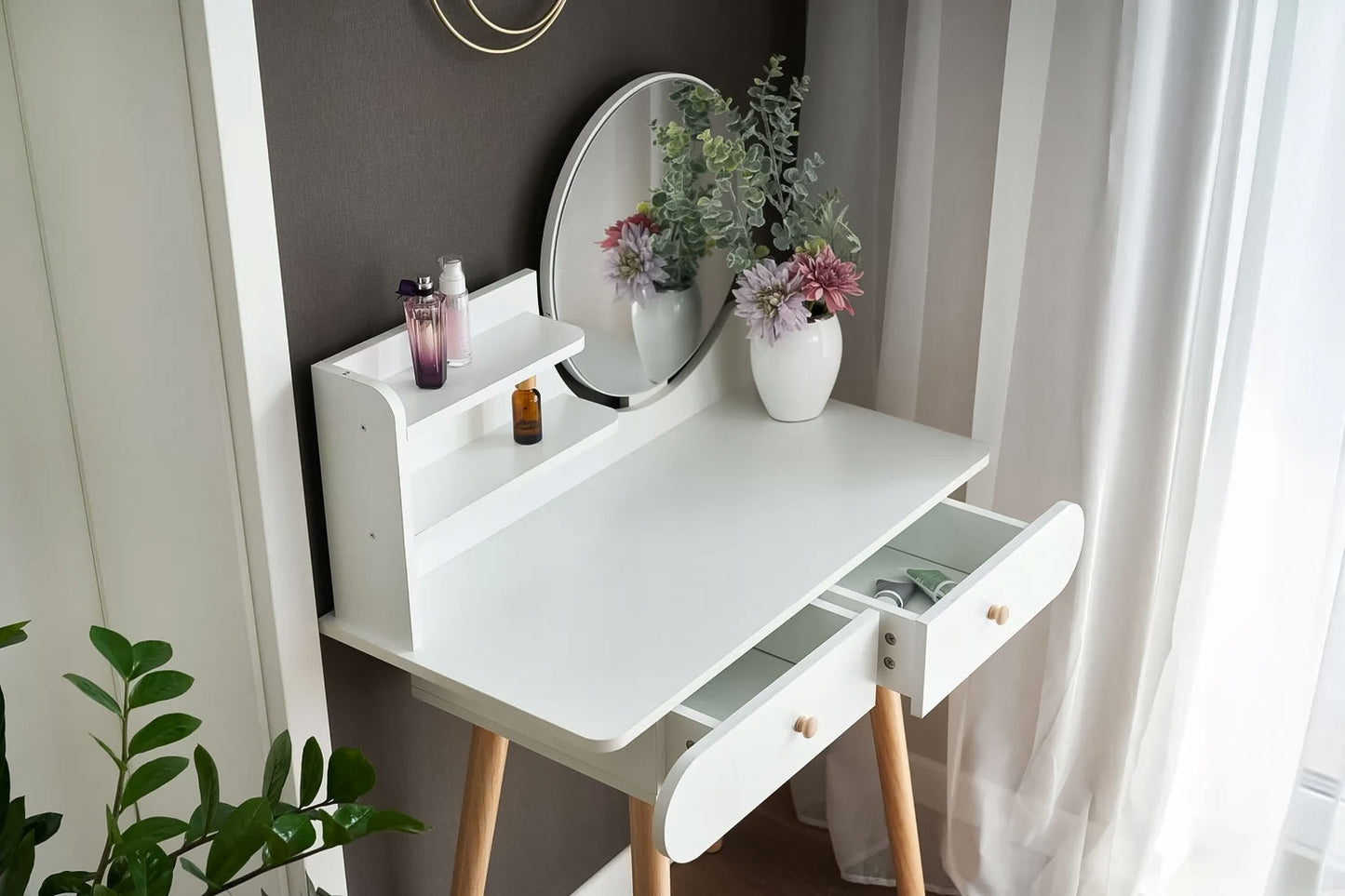 Large modern cosmetic dressing table with mirror shelves