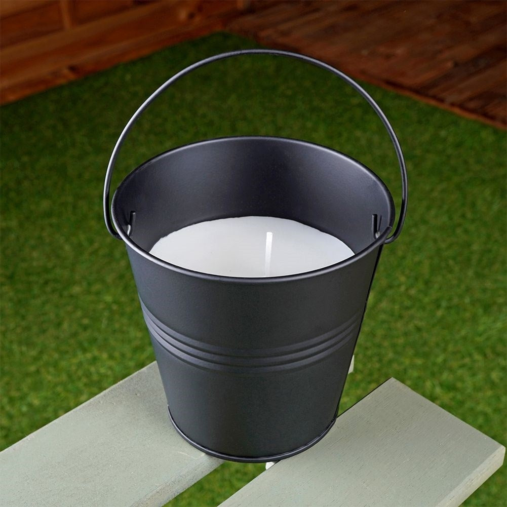 Lemon Scented Candle: Cozy Atmosphere with Warm Light