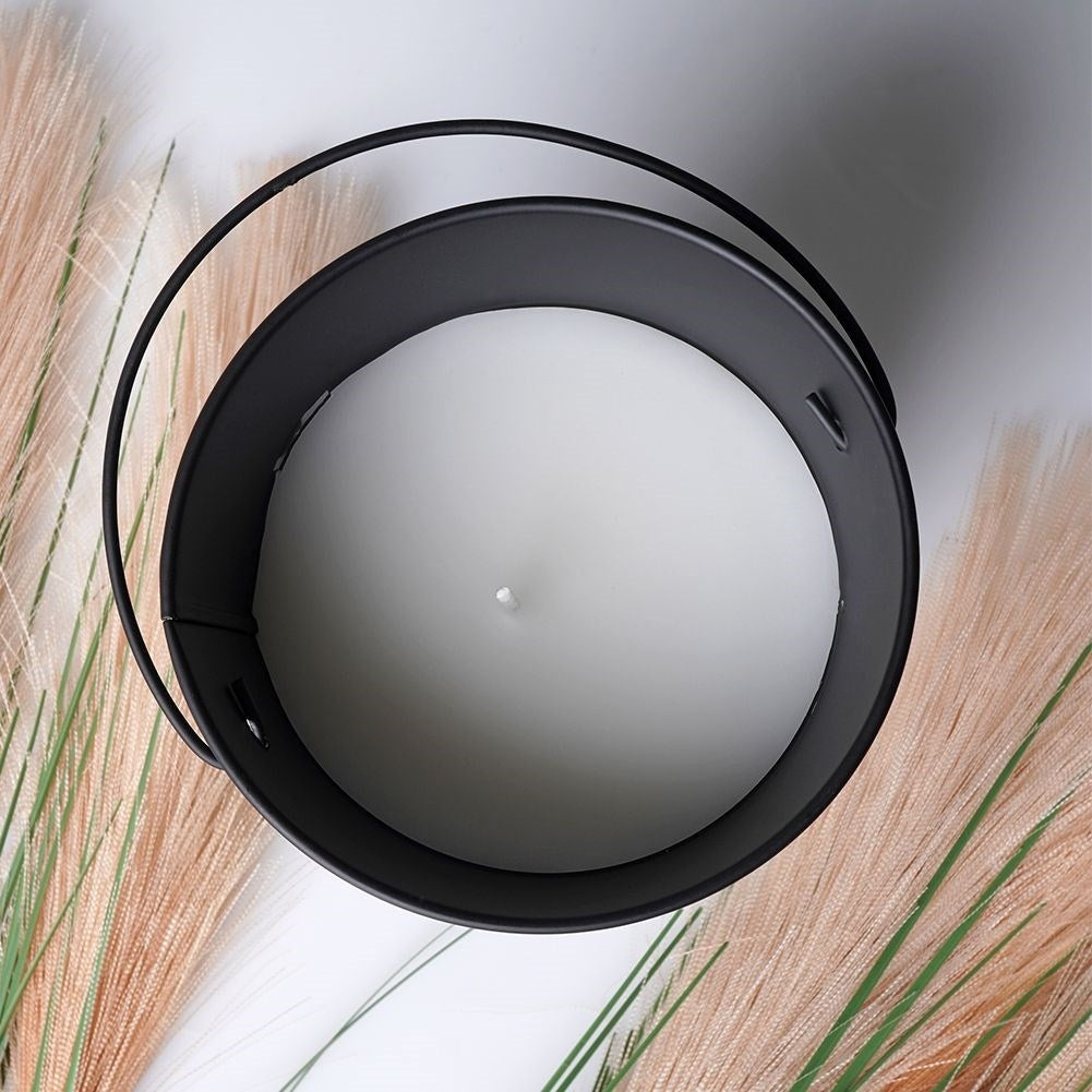 Lemon Scented Candle: Cozy Atmosphere with Warm Light