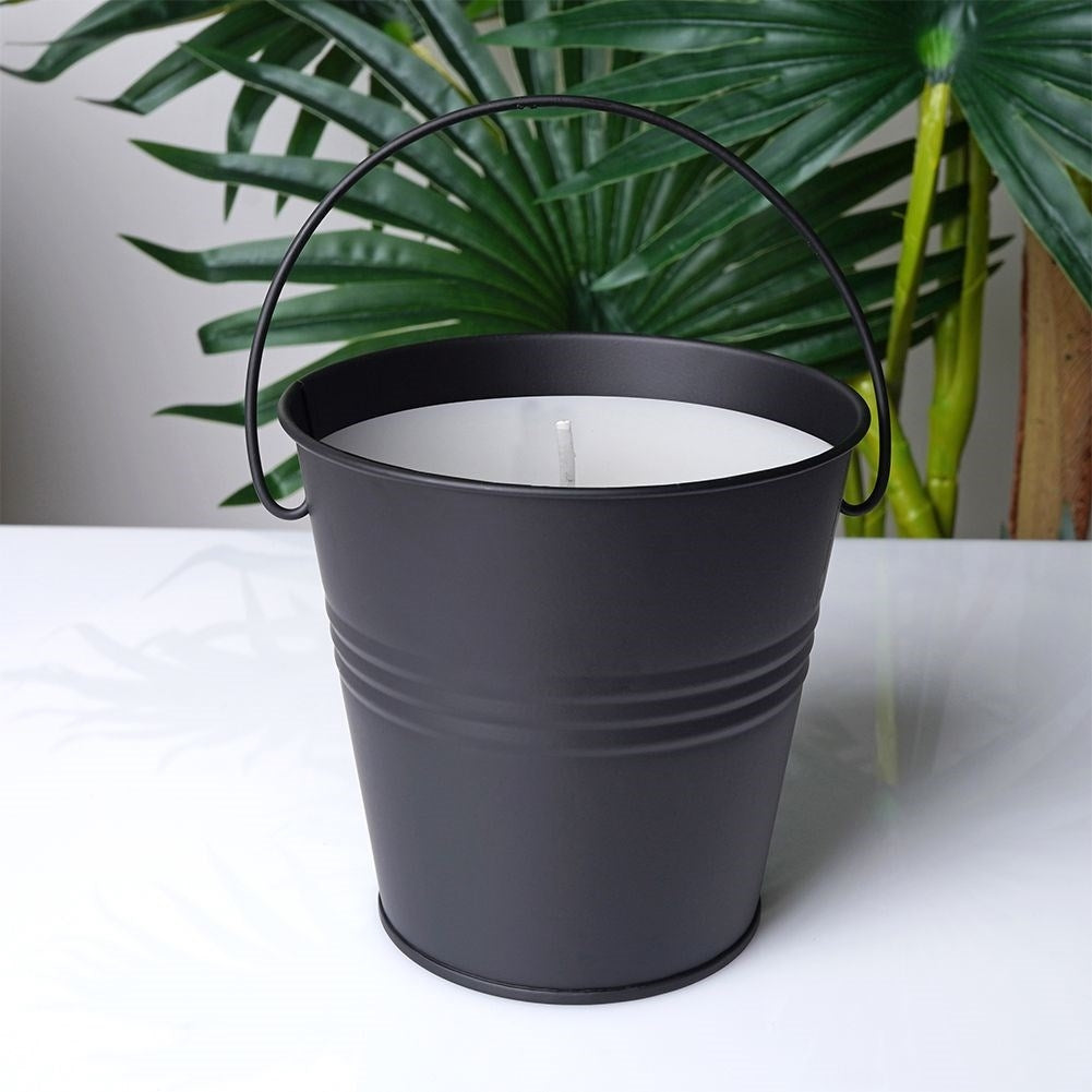 Lemon Scented Candle: Cozy Atmosphere with Warm Light