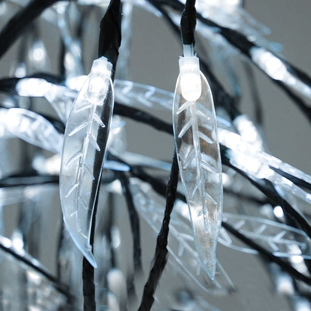 Light tree with 810 LED lights for a magical Christmas atmosphere