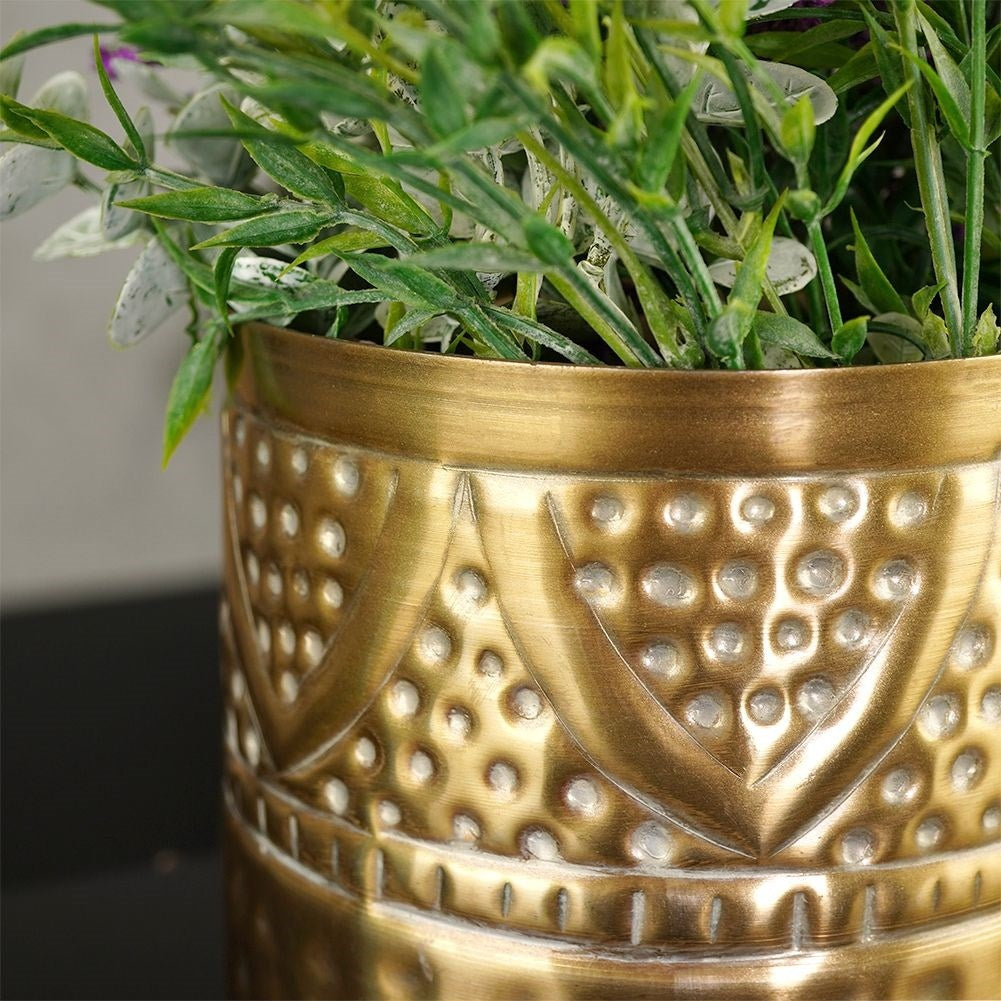 Luxurious flower pot in hammered brass with an elegant design