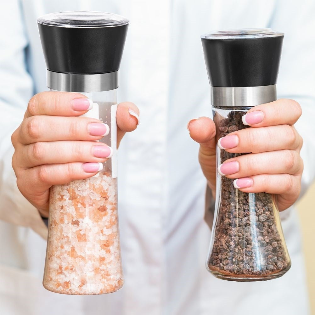 Manual grinder for pepper and salt with adjustable grinding