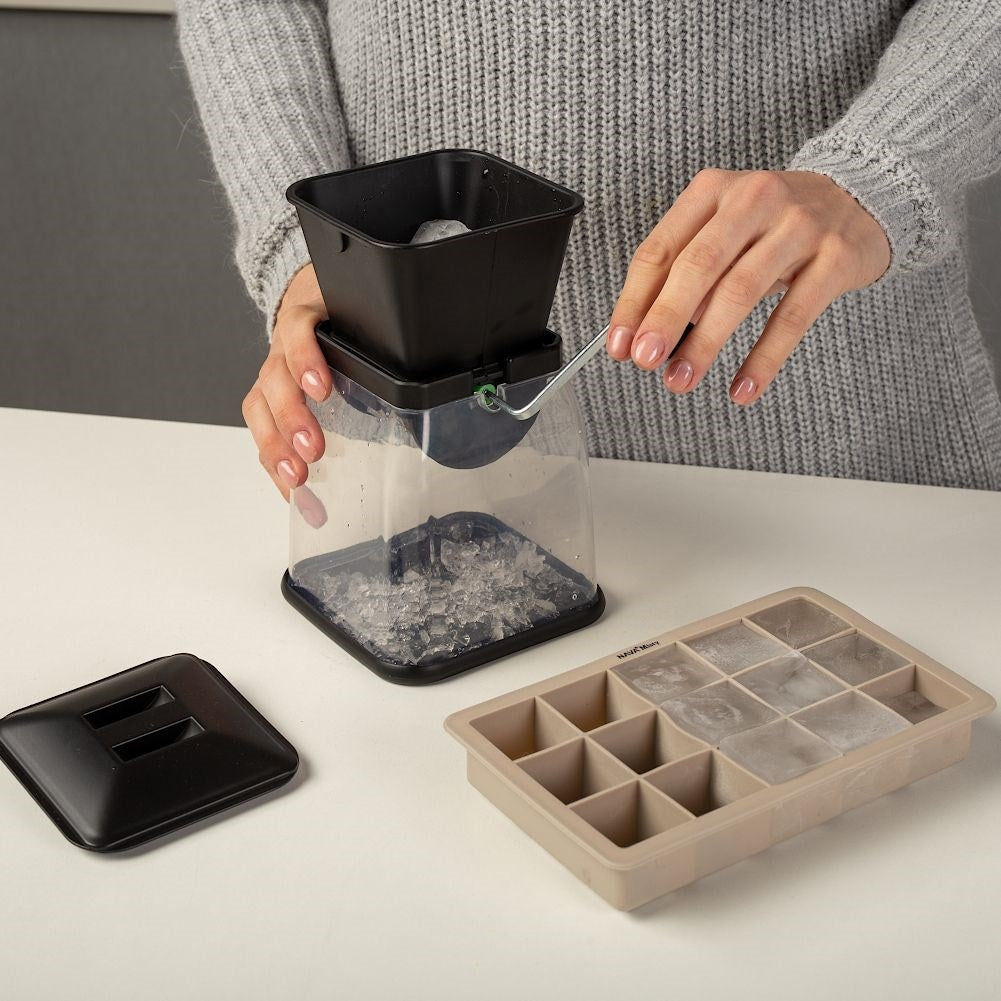 Manual plastic ice crusher with stainless steel blades for the summer