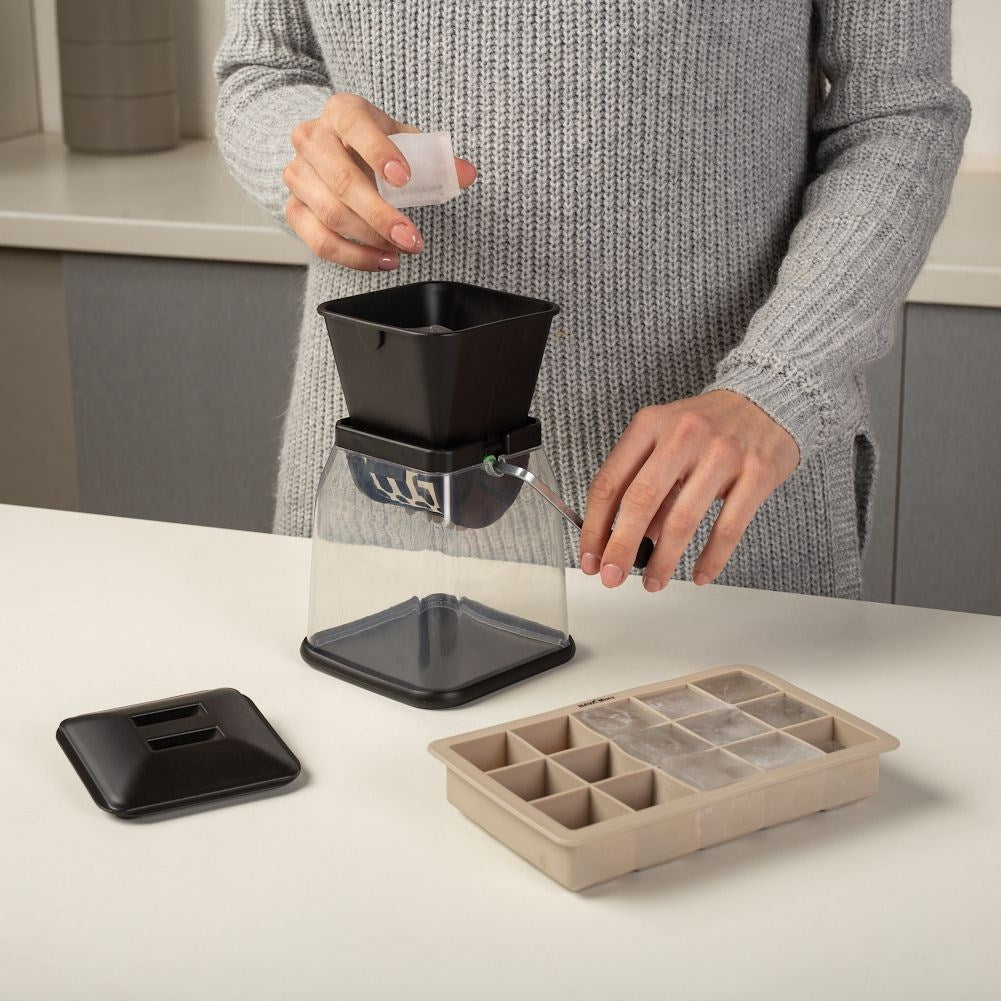 Manual plastic ice crusher with stainless steel blades for the summer