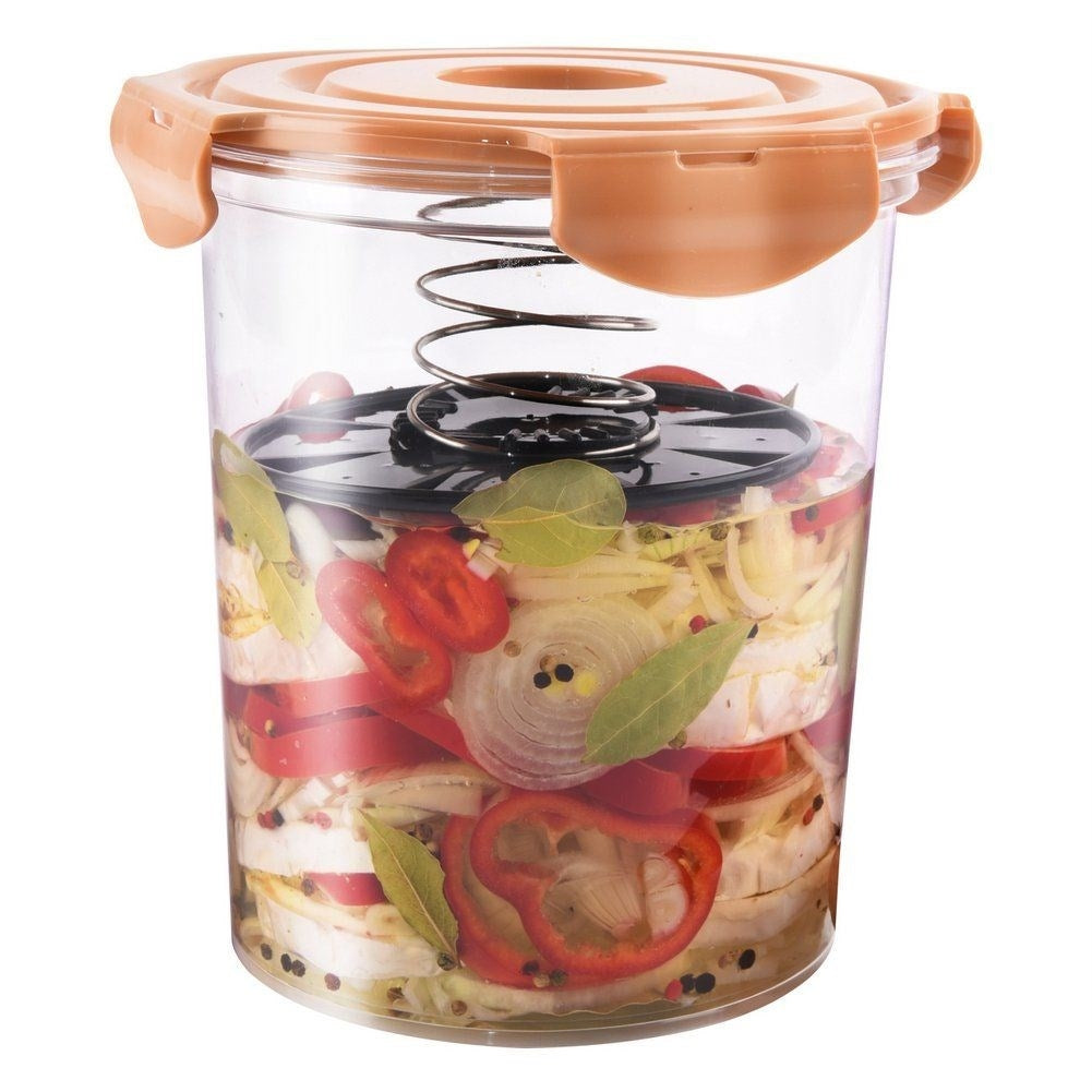 Marinating container with spring lid for optimal pressing