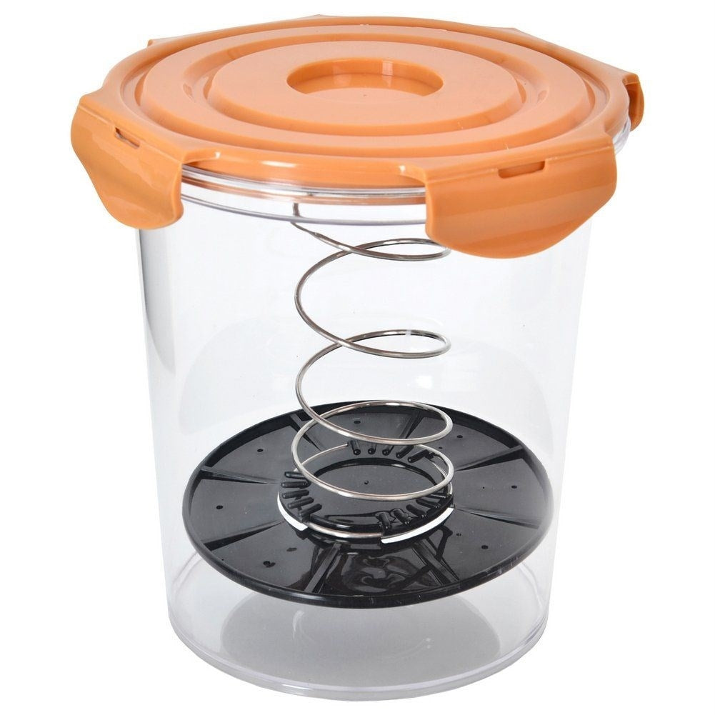 Marinating container with spring lid for optimal pressing