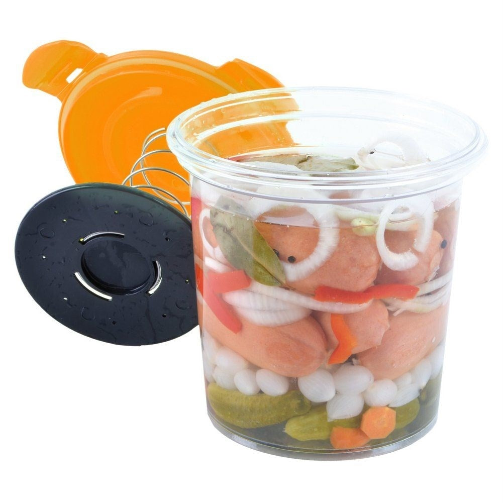 Marinating container with spring lid for optimal pressing