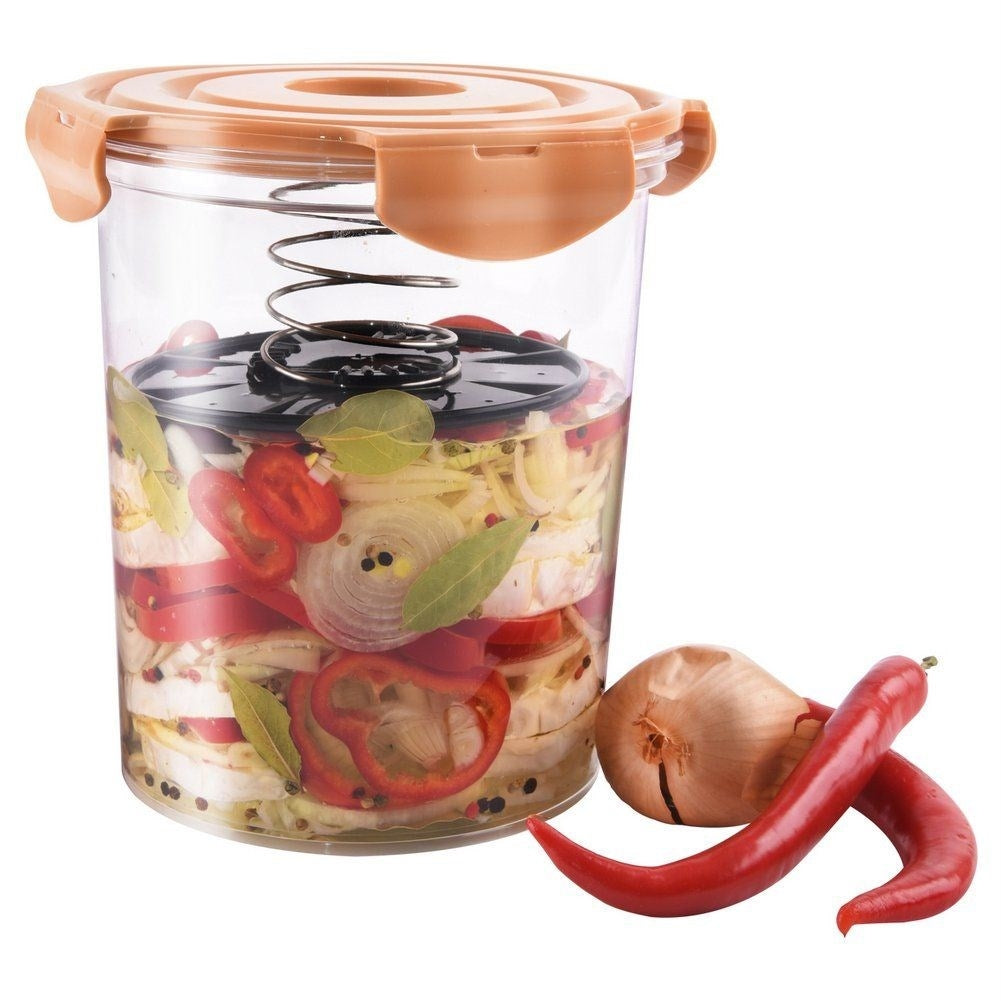 Marinating container with spring lid for optimal pressing