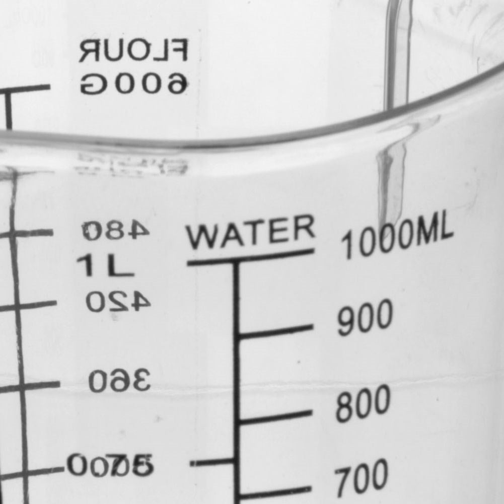 Measuring cup with comfortable handle and spout for precise measurement