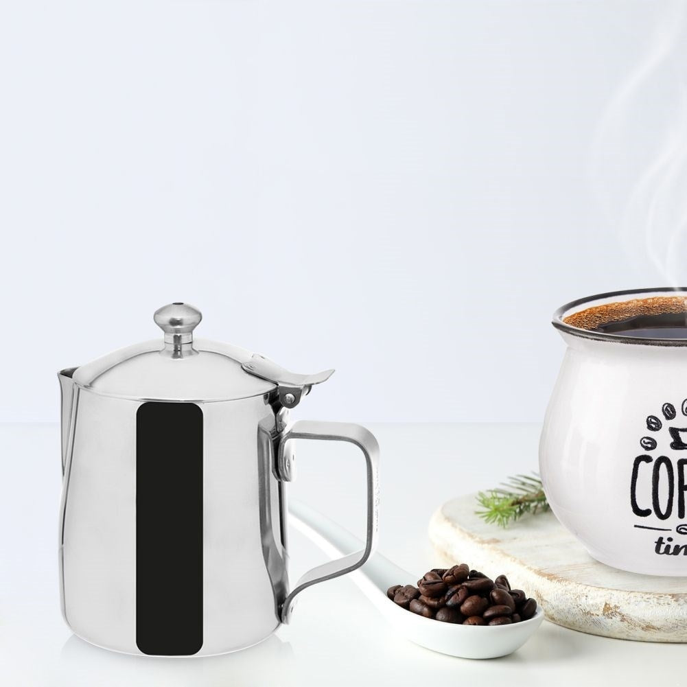 Milk jug with lid in stainless steel for coffee and meetings