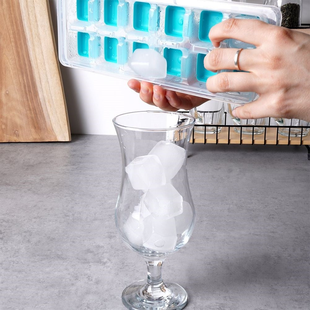 Mold for 12 ice cubes with lid and silicone base