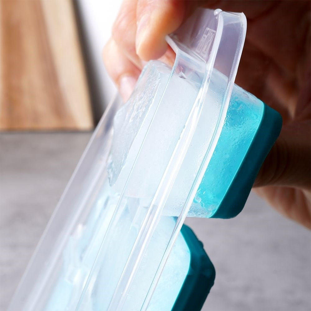 Mold for 12 ice cubes with lid and silicone base