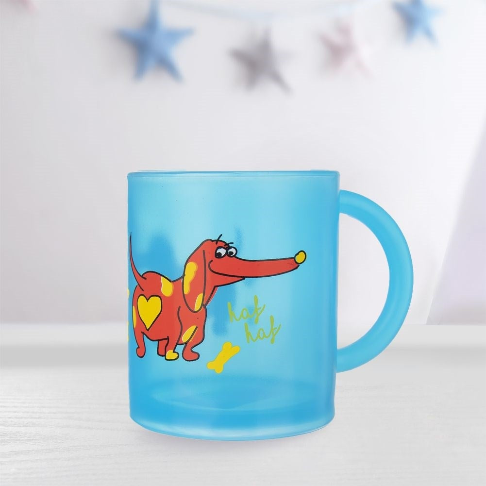 Mug with colorful dog motifDiscover our mug with a colorful dog motif, perfect for all kinds of drinks, including juice and tea. This mug is both lightweight and durable, making it ideal for everyday use. It is microwave and dishwasher safe, making it