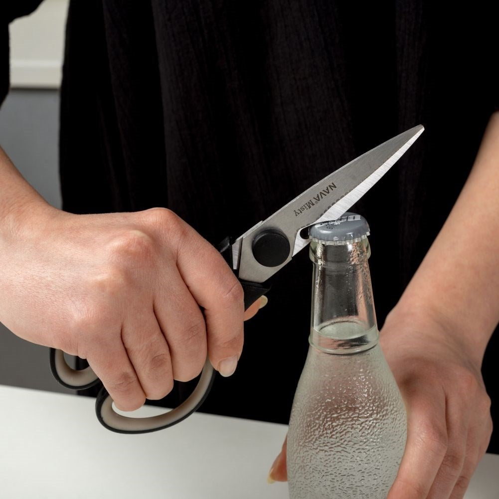 Multifunctional kitchen scissors: scissors, nutcracker, cap opener