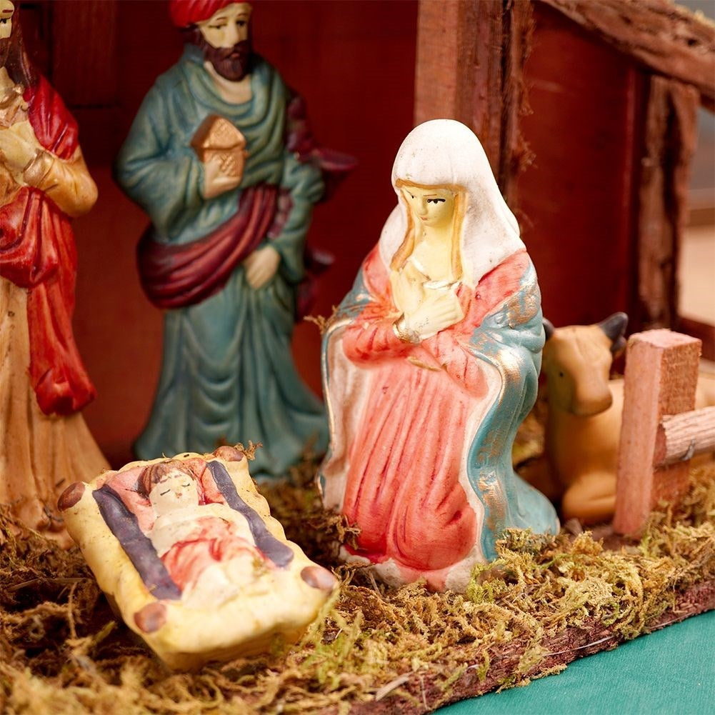 Nativity scene with LED lighting and 8 wooden figures