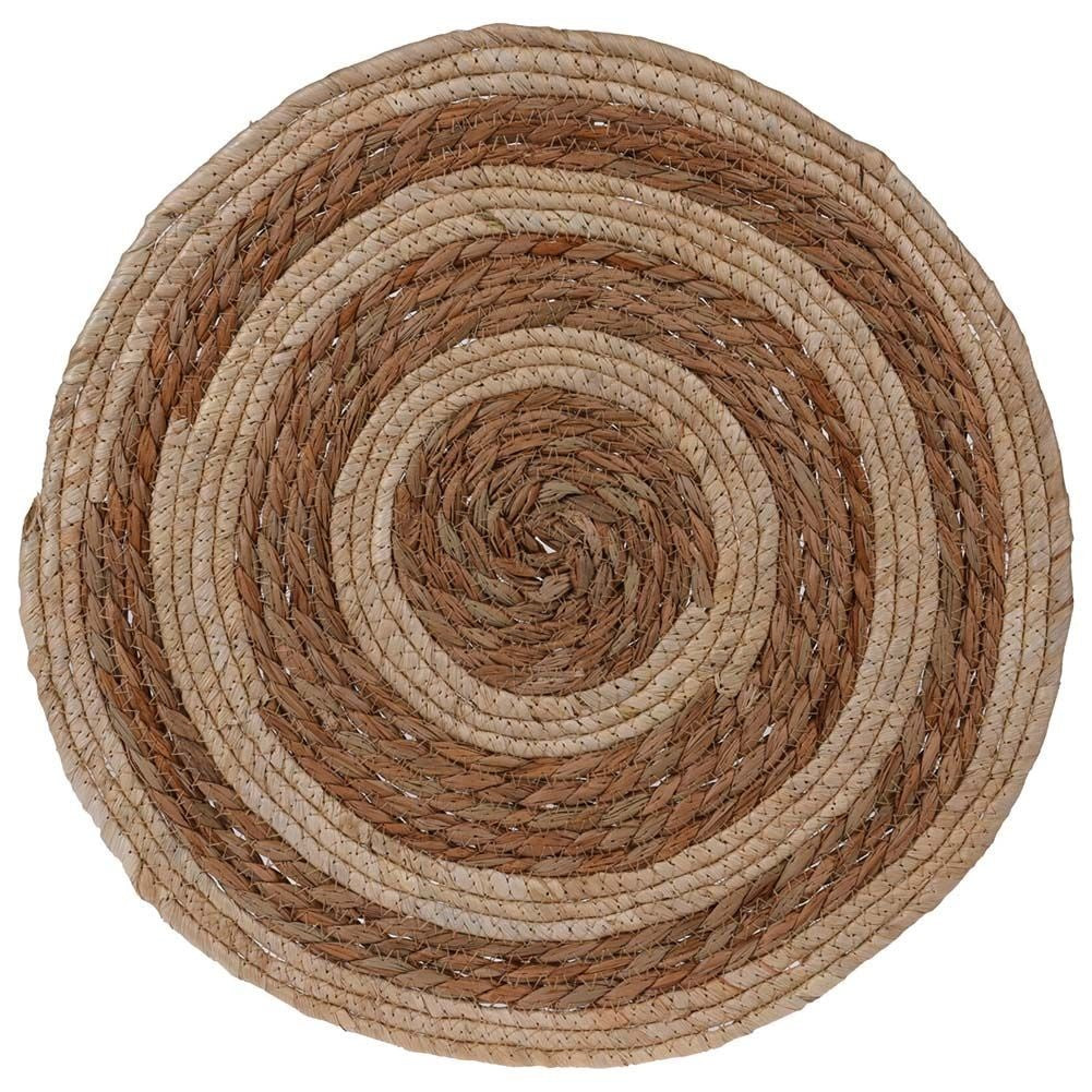 Natural round kitchen mat made of reed leaves for crockery and cutlery