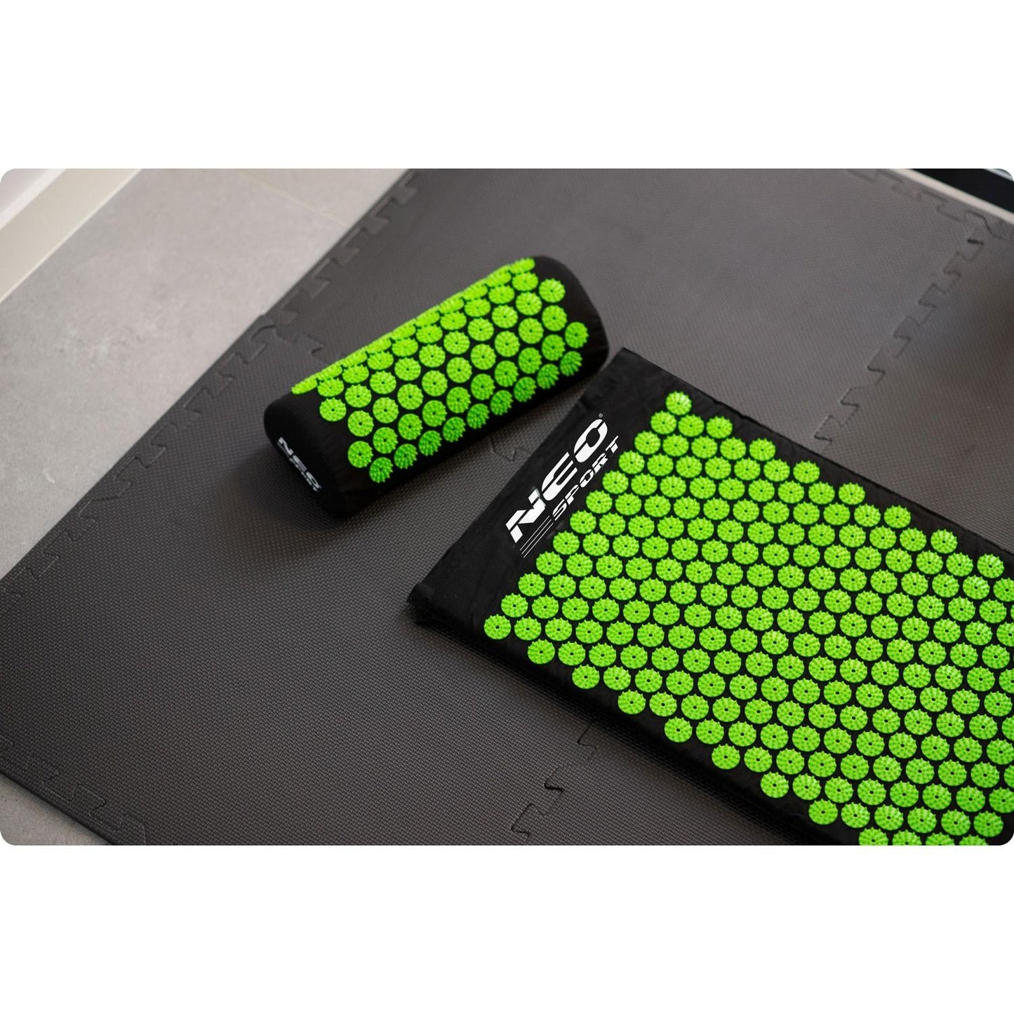 Neo-Sport NS-900 spiked acupressure mat, black and green