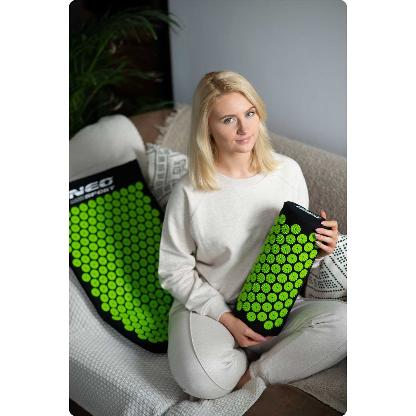 Neo-Sport NS-900 spiked acupressure mat, black and green