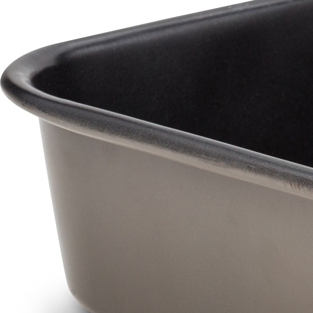 Non-stick Roasting pan for meat and cakes in the oven